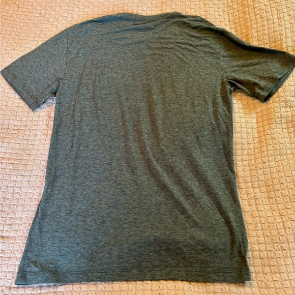 Vineyard Vine’s Edgartown SS Pocket T-Shirt in dark gray Men’s Size XS - Picture 3 of 5